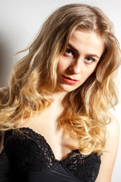 Closeup krásná žena s zdravé dlouhé hnědé vlasy a čerstvý make-up. vlnité vlasy. účes. není izolován na pozadí. — Stock fotografie