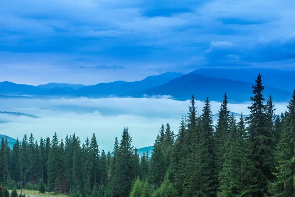 Schöne Landschaft mit Hügeln und Bergen — Stockfoto