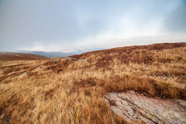 Ukrayna, Magura-Jide dağları ve Karpat dağlarının mavi gökyüzü manzarası. Borzhava dağlarının geniş açık çöl manzaraları. Pylypets, Ulusal Park.