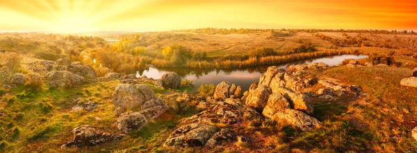 Günbatımında Ukrayna 'daki sonbahar manzarasının fantastik manzarası. Vadiden akan kristal berrak bir nehri olan harika bir kanyon altın güneş ışığıyla aydınlanır.. — Stok fotoğraf