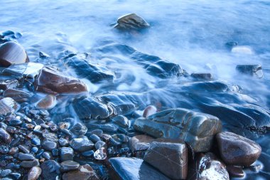 Kırım yarımadasının kayalık Bzhny sahilinde, açık ve güneşli bir günde Karadeniz 'de dalgalar kırılıyor. Kırım 'ın saf ve harika doğası. Ukrayna, Rusya Federasyonu 'nun işgal ettiği bölge..