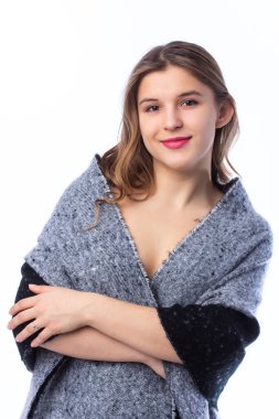 Kışlık ekoseli güzel bir kadın. Kış mankeni. Kışın sıcak bir ekose kumaşa sarılmış çekici, genç bir kadın. Stüdyo fotoğrafı. Beyaz arkaplanda izole edilmiş kadın.