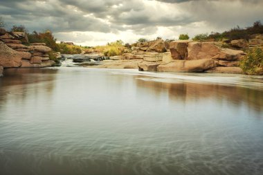 Kayaların üzerinden akan güzel dağ nehri. Dağ nehrinde akan su, yaklaş.