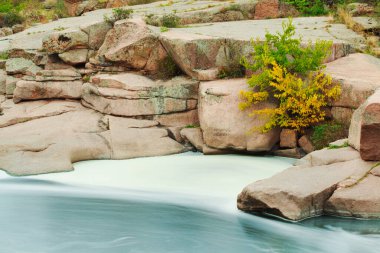 Kayaların üzerinden akan güzel dağ nehri. Dağ nehrinde akan su, yaklaş.