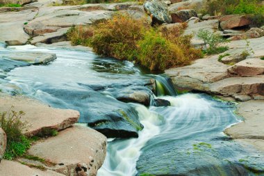 Kayaların üzerinden akan güzel dağ nehri. Dağ nehrinde akan su, yaklaş.