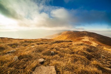 Ukrayna, Magura-Jide dağları ve Karpat dağlarının mavi gökyüzü manzarası. Borzhava dağlarının geniş açık çöl manzaraları. Pylypets, Ulusal Park.