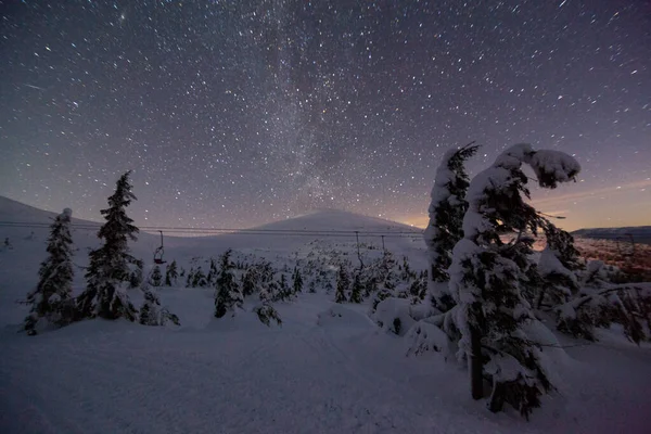 Fantastische sterrenhemel. Winterlandschap en besneeuwde toppen. Karpaten. Oekraïne. Europa — Stockfoto