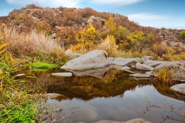 Güzel bir kanyon boyunca akan küçük, harika bir göl. Suda kocaman kapaklar var. Ukrayna.