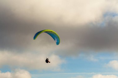 Yaz günü bulutlar üzerinde uçan Yamaçparaşütü
