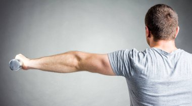 güzel ve güçlü genç adam