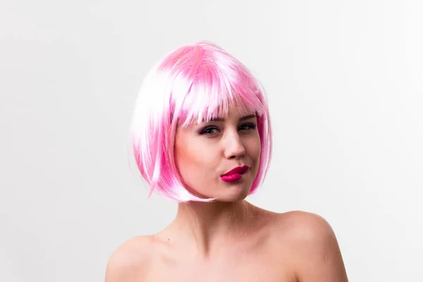 Обличчя молодої жінки з яскравим макіяжем на рожевому тлі зі зібраним волоссям у гладкому хвіст . — стокове фото