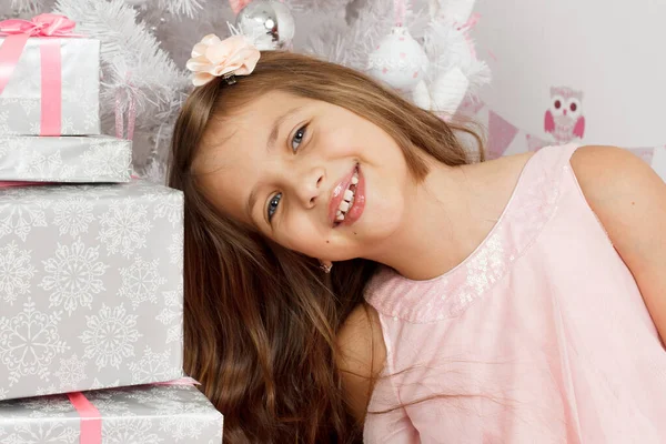 Portret van het lachende meisje. meisje met spar — Stockfoto