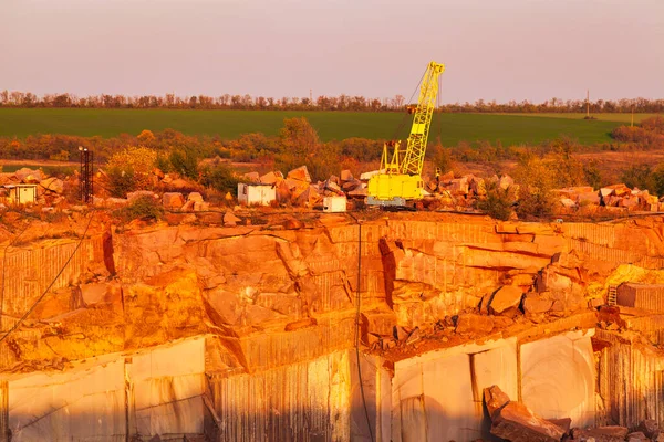 Içinde ağır ekipman ile granit taş maden katmanları Top Görünümü