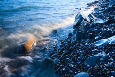 Kırım yarımadasının kayalık Bzhny sahilinde, açık ve güneşli bir günde Karadeniz 'de dalgalar kırılıyor. Kırım 'ın saf ve harika doğası. Ukrayna, Rusya Federasyonu 'nun işgal ettiği bölge..