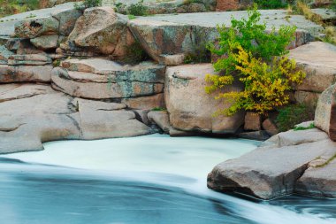 Kayaların üzerinden akan güzel dağ nehri. Dağ nehrinde akan su, yaklaş.