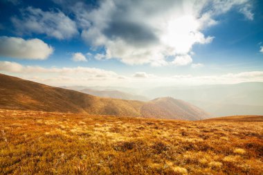 Ukrayna, Magura-Jide dağları ve Karpat dağlarının mavi gökyüzü manzarası. Borzhava dağlarının geniş açık çöl manzaraları. Pylypets, Ulusal Park.