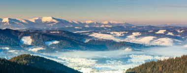 harika sabah dağ manzarası. renkli gökyüzü bulutlu. Karpat, Ukrayna, Avrupa. Güzellik dünya.