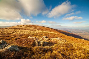 Ukrayna, Magura-Jide dağları ve Karpat dağlarının mavi gökyüzü manzarası. Borzhava dağlarının geniş açık çöl manzaraları. Pylypets, Ulusal Park.