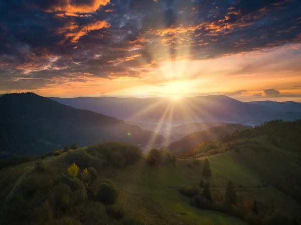 Ucrania. La salida del sol brilla en los Cárpatos, la niebla de colores se extiende sobre los valles y las tierras bajas de la cordillera, las praderas doradas son muy deslumbrantemente hermosas.. — Foto de Stock