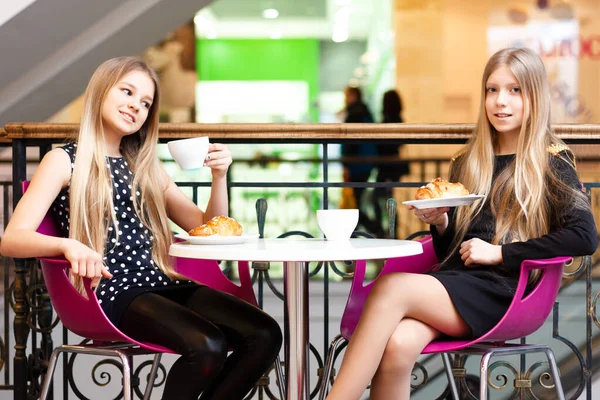 Happy friends toasting cappuccino at bar cafeteria - Young trendy people enjoying breakfast eating drinking coffee. Friendship and morning break concept. —  Fotos de Stock