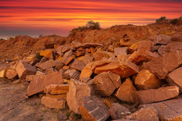 Ukrayna 'da granit madeninde kayalar ve ön planda büyük taşlar bulunan bir çöl manzarası..
