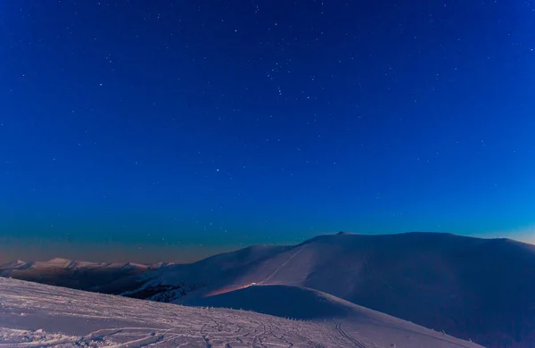 Fantástico céu estrelado. Paisagem de inverno e picos cobertos de neve. Montanhas Cárpatas. Ucrânia. A Europa — Fotografia de Stock