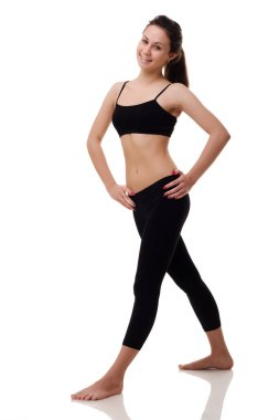 Genç, fit ve güzel esmer kadın spor giyimli, gri giyinmiş. Sağlık, diyet, spor ve spor konsepti.