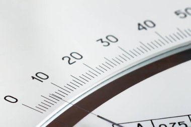 Beyaz arkaplan üzerinde ok olan bir ölçek. Elektrik akımının gücünü ölçmek için aygıt.