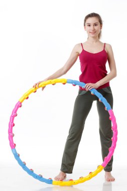 Fitness antrenmanı. Bisiklet Çıtırdatan Sporcu Kadın Pembe ve Mavi Neon Stüdyo Arkaplanı Üzerinde Yerde Uyurken Abur cubur Egzersizi Yapıyor. Azimli bayan, beyaz spor giyer, karın kaslarını çalıştırır.