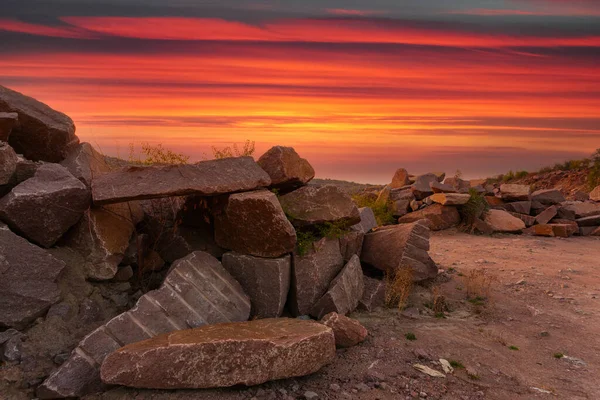 A desert landscape with rocks and huge stones in the foreground, taken in a granite quarry in Ukraine. — стоковое фото