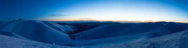 Φανταστικός έναστρος ουρανός. Χειμερινό τοπίο και χιονισμένες κορυφές. Καρπάθια βουνά. Ουκρανία. Ευρώπη — Φωτογραφία Αρχείου