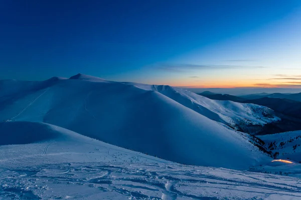 Неймовірне зоряне небо. Зимовий пейзаж і засніжені вершини. Карпатські гори. Україна. Європа — стокове фото
