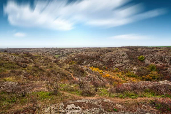 Resimli Ukrayna 'daki küçük bir nehrin üzerinde yeşil bitki örtüsüyle kaplı çok sayıda taş minerali ve onun güzel doğası.