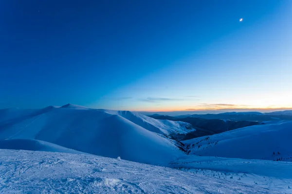 Fantástico céu estrelado. Paisagem de inverno e picos cobertos de neve. Montanhas Cárpatas. Ucrânia. A Europa — Fotografia de Stock