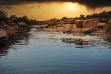 Kayaların üzerinden akan güzel dağ nehri. Dağ nehrinde akan su, yaklaş.