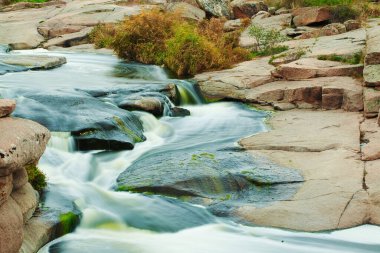 Kayaların üzerinden akan güzel dağ nehri. Dağ nehrinde akan su, yaklaş.