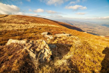 Ukrayna, Magura-Jide dağları ve Karpat dağlarının mavi gökyüzü manzarası. Borzhava dağlarının geniş açık çöl manzaraları. Pylypets, Ulusal Park.