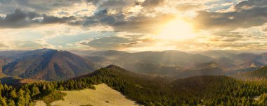 Ukrayna. Karpatlar 'da gün doğumu parlıyor. Dağların vadilerine ve ovalarına renkli sis yayılıyor. Altın bozkırlar göz kamaştırıcı derecede güzel..