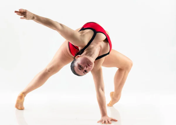 Sportieve mooie jonge vrouw beoefenen van yoga, doen lunge oefening, Revolved Side Angle Pose,, trainen uit het dragen van rode en zwarte sportkleding, studio volledige lengte, geïsoleerde witte achtergrond. — Stockfoto