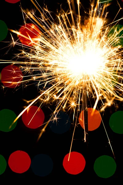 Csillogó háttér. A csillagszóró olyan típusú kézi tűzijáték, amely lassan ég, miközben színes lángokat, szikrákat és egyéb hatásokat bocsát ki. — Stock Fotó