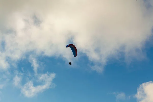 Parapente survolant les nuages en journée d'été — Photo