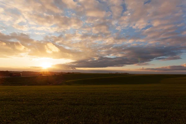 Campo de trigo com céus azuis, nuvens. Paisagem da Natureza. Cenário rural na Ucrânia. Conceito de colheita rica. — Fotografia de Stock