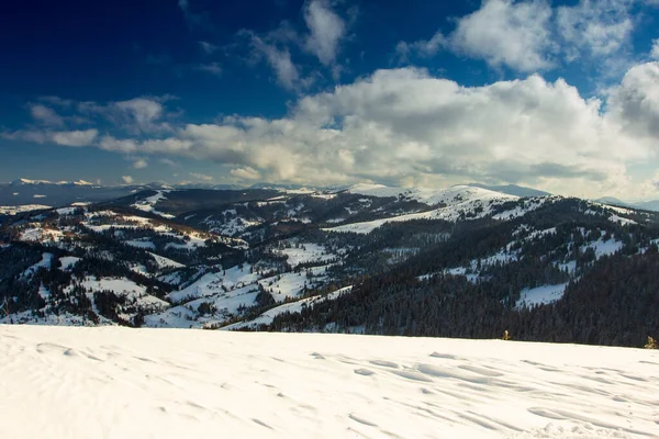 Slavske ski slope with blue sky surrounded by mountains and forests. Carpathian Mountains, Ukraine. — Photo