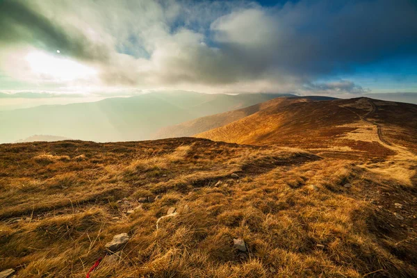 Ukrayna, Magura-Jide dağları ve Karpat dağlarının mavi gökyüzü manzarası. Borzhava dağlarının geniş açık çöl manzaraları. Pylypets, Ulusal Park.