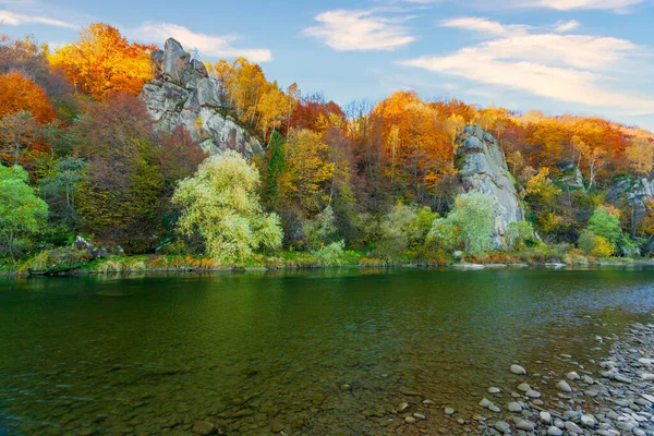 Uitzicht op de waterval in de herfst. Waterval in herfstkleuren. Bergrivier in het herfstlandschap. Oekraïne, Stryj-rivier. — Stockfoto