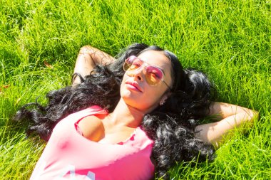 Yatay dikey bir gün parkta harcama ve başparmak gösterilmesini güzel öğrenci kız. Ülkede vaktinizi neşeli genç erkek. Hafta sonu ve tatil kavramı