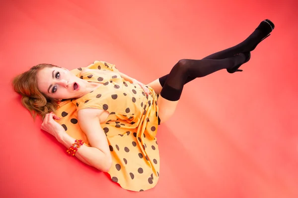 Descontento pin up mujer posando con brazos cruzados sobre fondo rosa —  Fotos de Stock