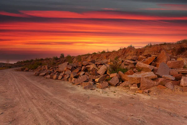 Ukrayna 'da granit madeninde kayalar ve ön planda büyük taşlar bulunan bir çöl manzarası..