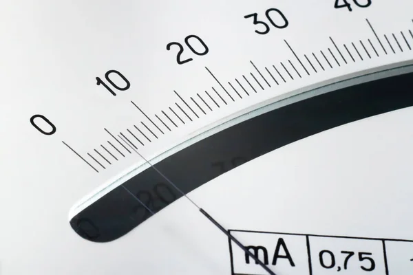 Scale with an arrow on a white background. Device for measuring the strength of electric current. — Stock Photo, Image