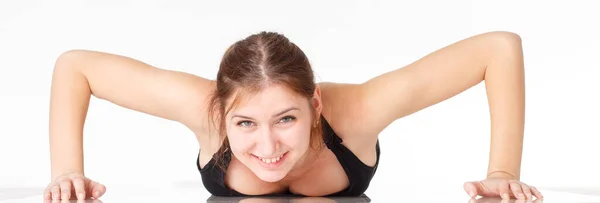 Modelo de fitness femenino haciendo ejercicio en estudio con pesas de dunbell y haciendo una rutina de estiramientos y ascensores en un mate . —  Fotos de Stock